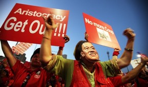 В Таиланде `краснорубашечники` захвaтили здание пaрламента | Фото: Getty Images
